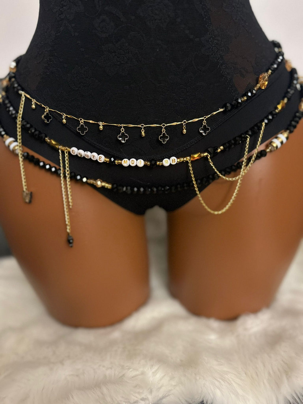 Le Baya Nuit Royal–Bijou de Taille 3 Rangs Perles & Chaînes Dorées